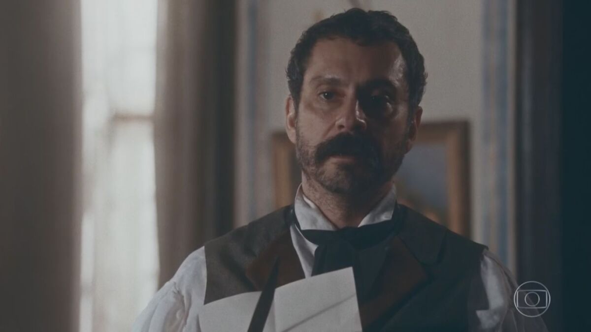 Alexandre Nero como Tonico olhando para uma faca em cena da novela Nos Tempos do Imperador
