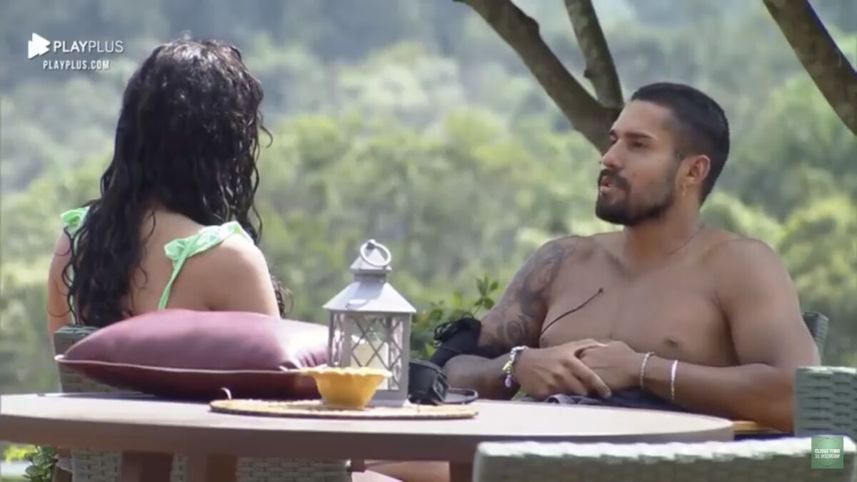 Bil revelou oara Aline nesta tarde na área externa de A Fazenda 13 que seu voto de hoje a noite na formação da roça será em Rico.