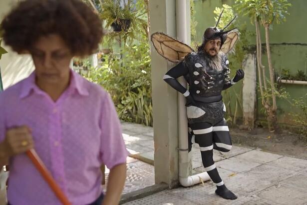 Aedson observa Dona Nice na campanha da Prefeitura do Recife contra o mosquito Aedes agypti