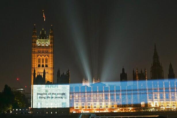 Trecho da canção 'Imagine' sendo projeta no Parlamento Britânico, em Londres