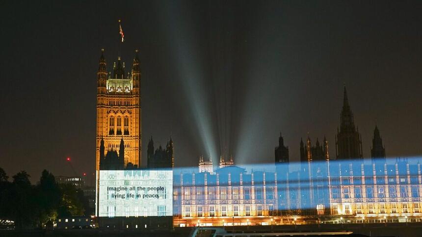 Trecho da canção 'Imagine' sendo projeta no Parlamento Britânico, em Londres