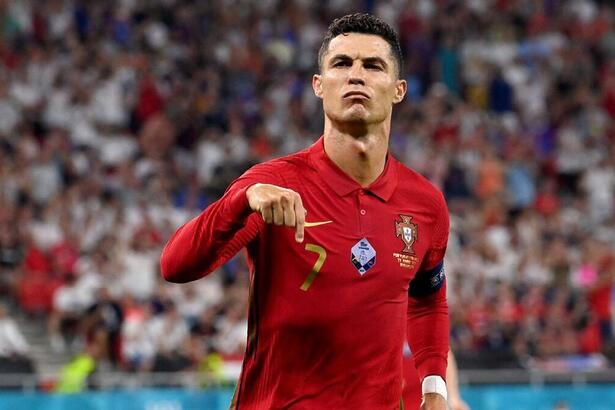 Cristiano Ronaldo comemorando gol com a camisa da Seleção de Portugual