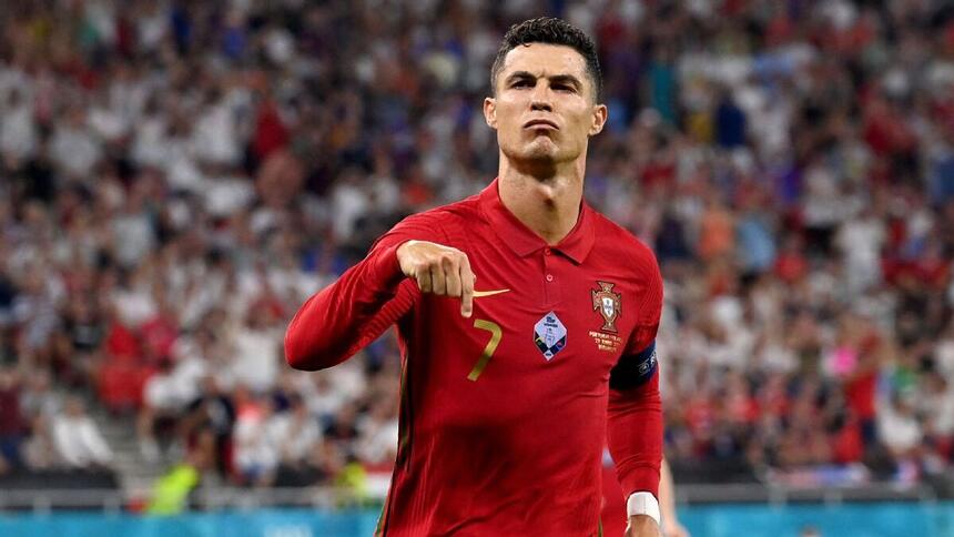 Cristiano Ronaldo comemorando gol com a camisa da Seleção de Portugual