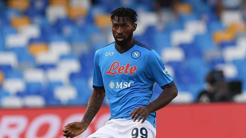 Jogador André-Frank Zambo em campo, com a camisa do Napoli