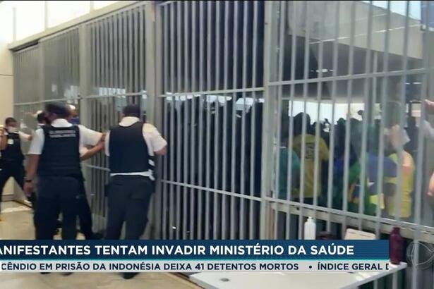 Seguranças impedem bolsonaistas de invadirem o Ministério da Saúde onde a equipe da Record TV foi ameaçada