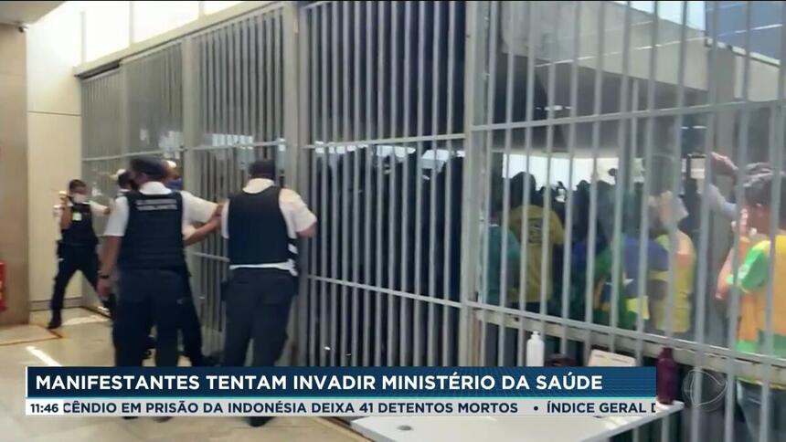 Seguranças impedem bolsonaistas de invadirem o Ministério da Saúde onde a equipe da Record TV foi ameaçada