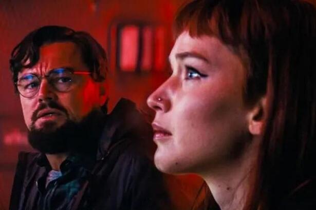 Leonardo DiCaprio e Jennifer Lawrence em cena de filme 'Não Olhe Para Cima' da Netflix