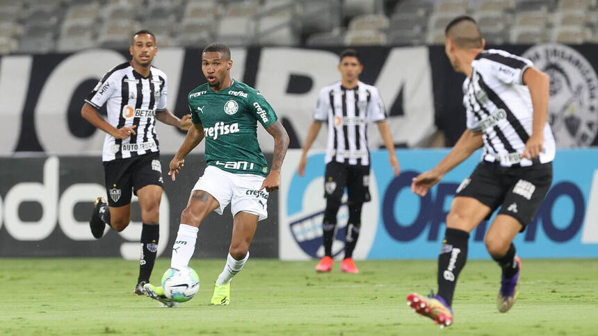 O jogador Wesley, da SE Palmeiras, em jogo contra a equipe do Atlético Mineiro, durante partida válida pela trigésima oitava rodada, do Campeonato Brasileiro, Série A, no Estádio Mineirão.