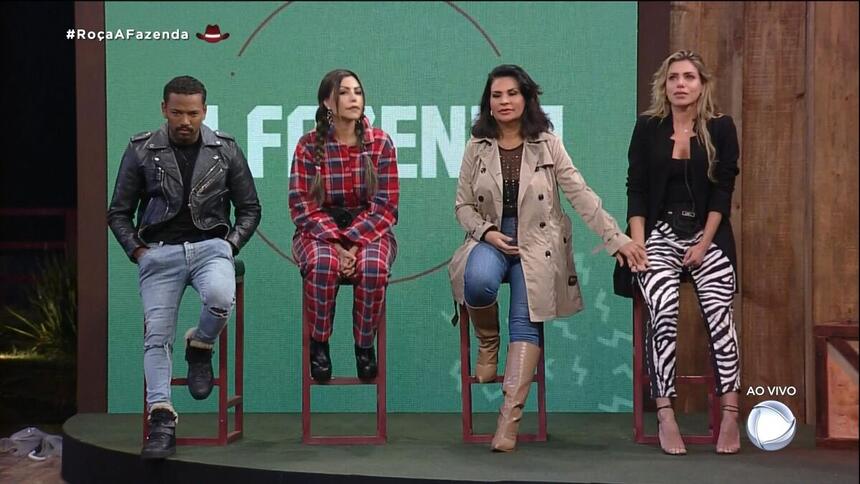 Nego do Borel, Liziane Gutierrez, Solange Gomes e Erika Scheneider sentados nos banquinhos da primeira roça de A Fazenda 13