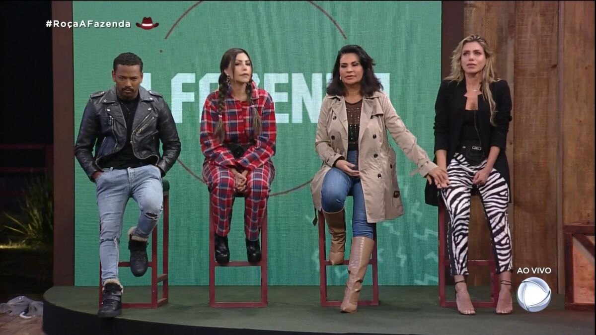 Nego do Borel, Liziane Gutierrez, Solange Gomes e Erika Scheneider sentados nos banquinhos da primeira roça de A Fazenda 13