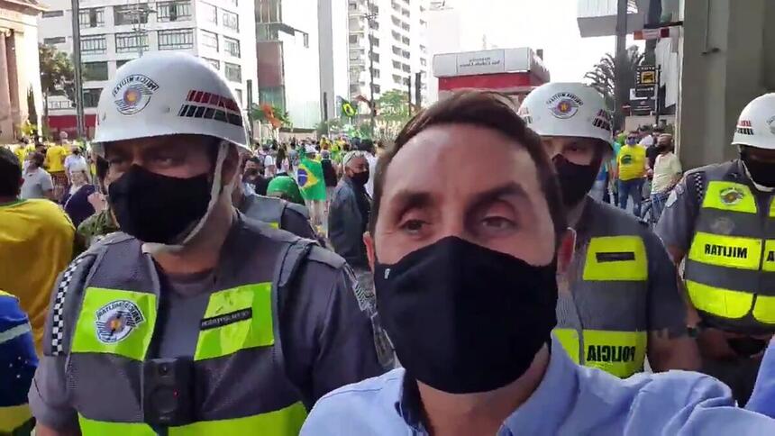 Repórter Marcos Moreno é escoltado pela Polícia de São Paulo após ataques de bolsonaristas no dia 7 de setembro