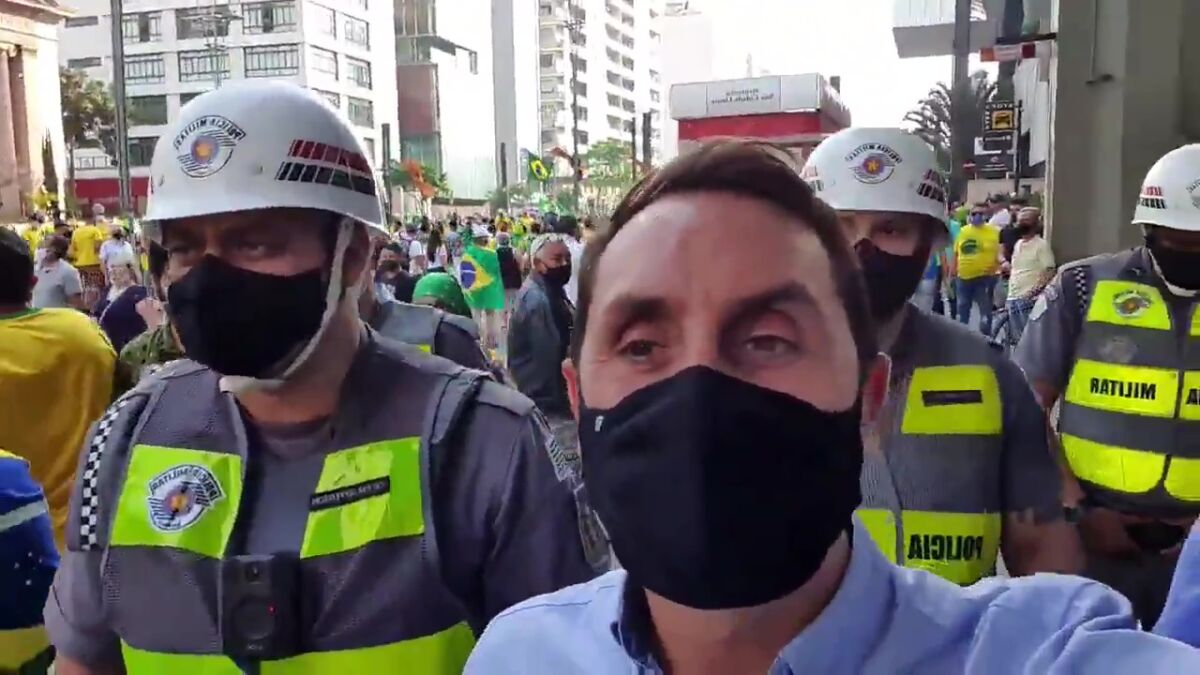 Repórter Marcos Moreno é escoltado pela Polícia de São Paulo após ataques de bolsonaristas no dia 7 de setembro