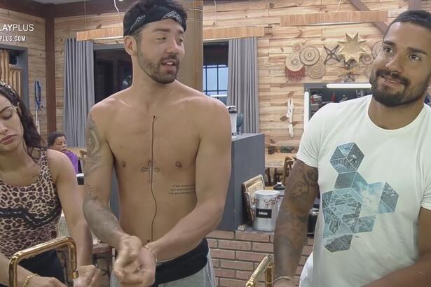 Aline Mineiro, Rico Melquiades e Bil Araújo conversam em frente ao espelho da cozinha de A Fazenda 13