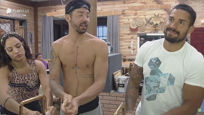 Aline Mineiro, Rico Melquiades e Bil Araújo conversam em frente ao espelho da cozinha de A Fazenda 13