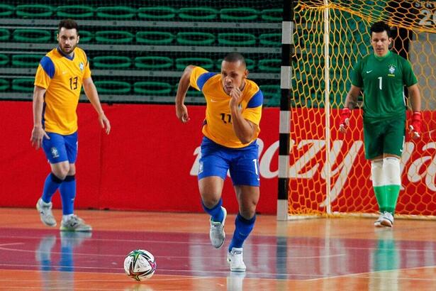 Jogadores do Brasil em quadra, durante amistoso contra a Seleção da Polônia