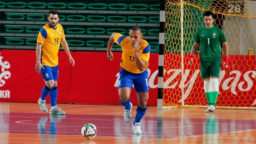 Jogadores do Brasil em quadra, durante amistoso contra a Seleção da Polônia