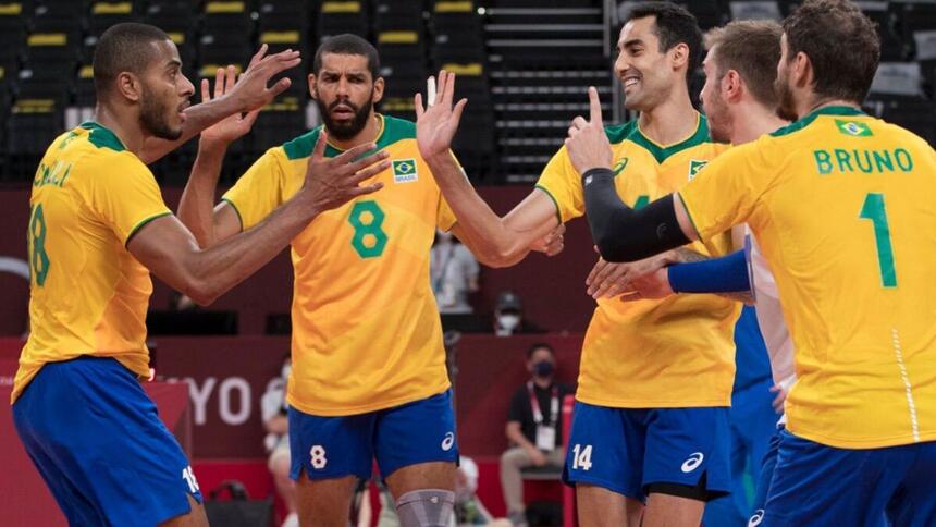 Jogadores da Seleção Brasileira de Vôlei Masculino comemorando um ponto em uma partida durante os Jogos Olímpicos de Tóquio