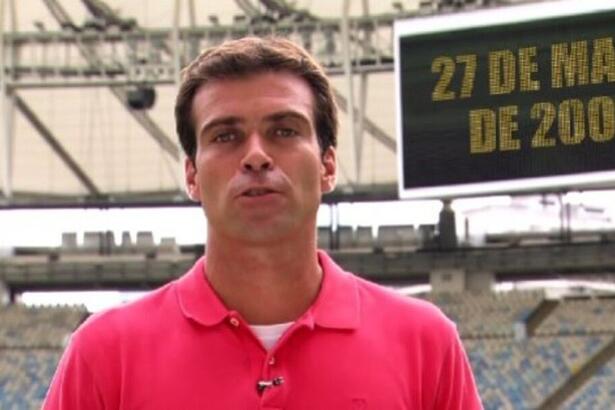 Thiago Asmar durante um repórter pela TV Globo, dentro do antigo estádio do Maracanã