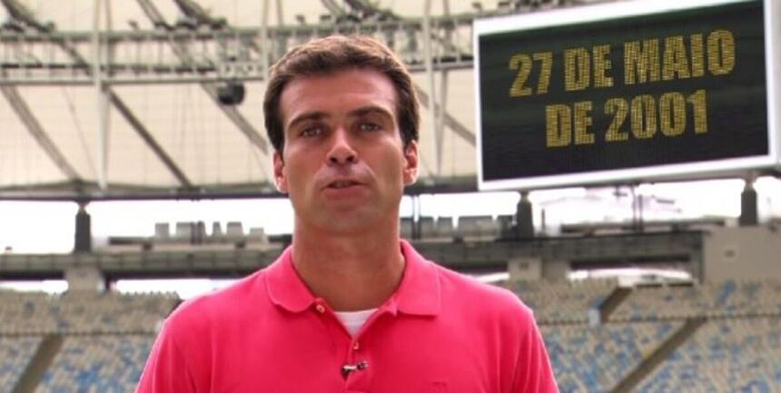 Thiago Asmar durante um repórter pela TV Globo, dentro do antigo estádio do Maracanã