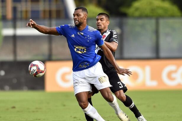 Jogadores em campo, durante a partida entre Vasco e Cruzeiro