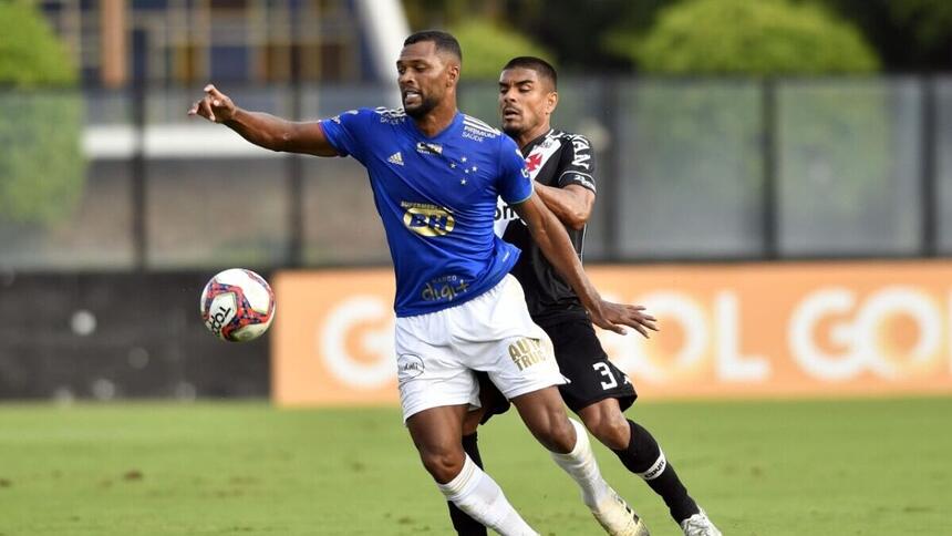 Jogadores em campo, durante a partida entre Vasco e Cruzeiro