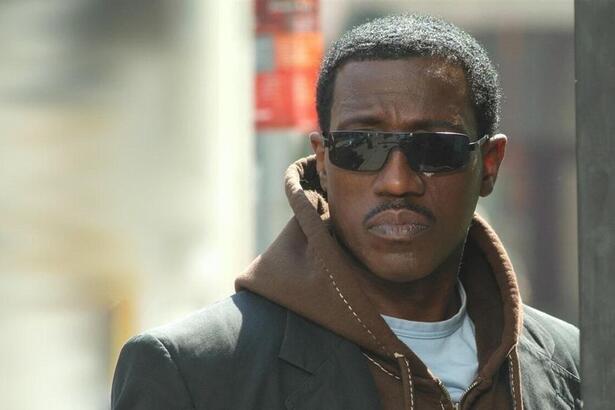 Wesley Snipes em trecho do filme O Agente, exibido pela Record TV no Cine Aventura