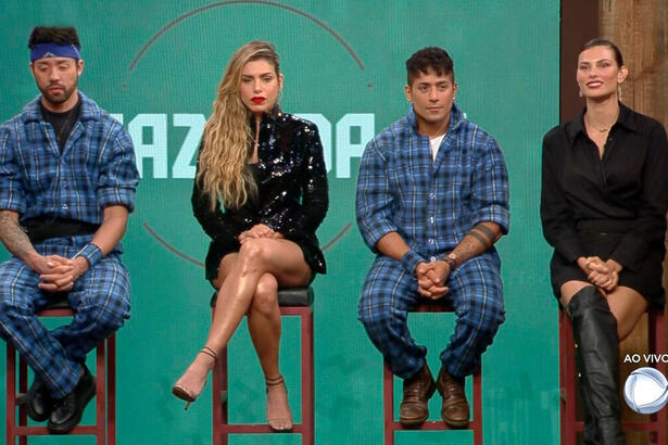 Rico Melquiades, Erika Schneider, Tiago Piquilo e Dayane Mello sentados no banco da 3ª roça de A Fazenda 13