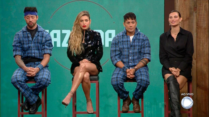 Rico Melquiades, Erika Schneider, Tiago Piquilo e Dayane Mello sentados no banco da 3ª roça de A Fazenda 13