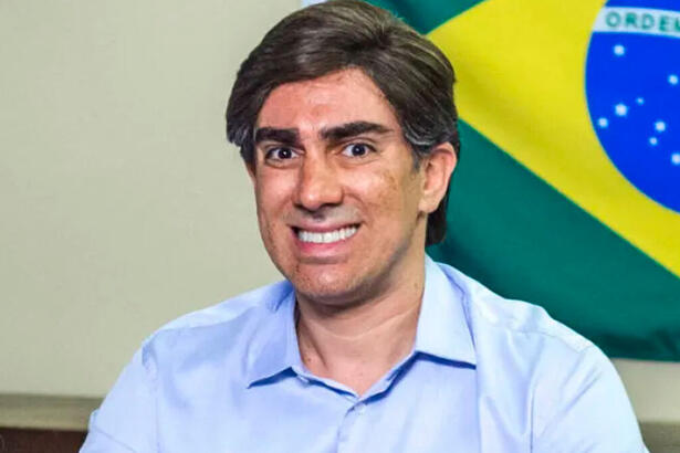 Marcelo Adnet atrás da bandeira do Brasil