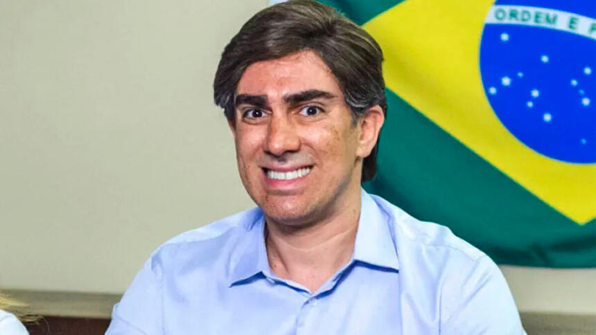 Marcelo Adnet atrás da bandeira do Brasil