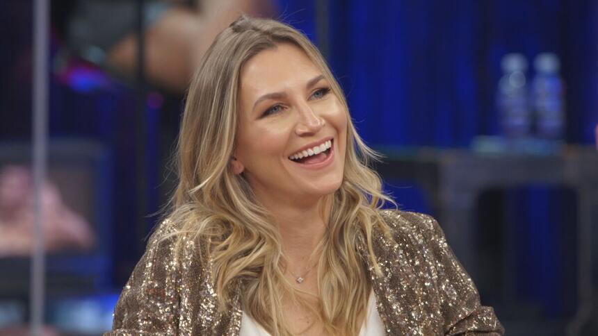 Anne Lottermann sentada nos estúdios do Altas Horas, na TV Globo