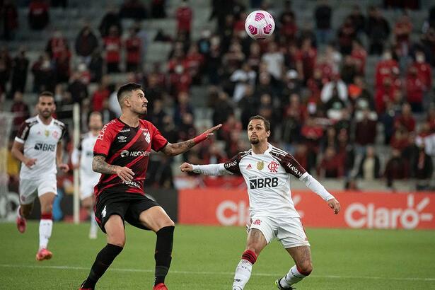 Jogadores de Athletico/PR e Flamengo em campo, durante partida pela Copa do Brasil