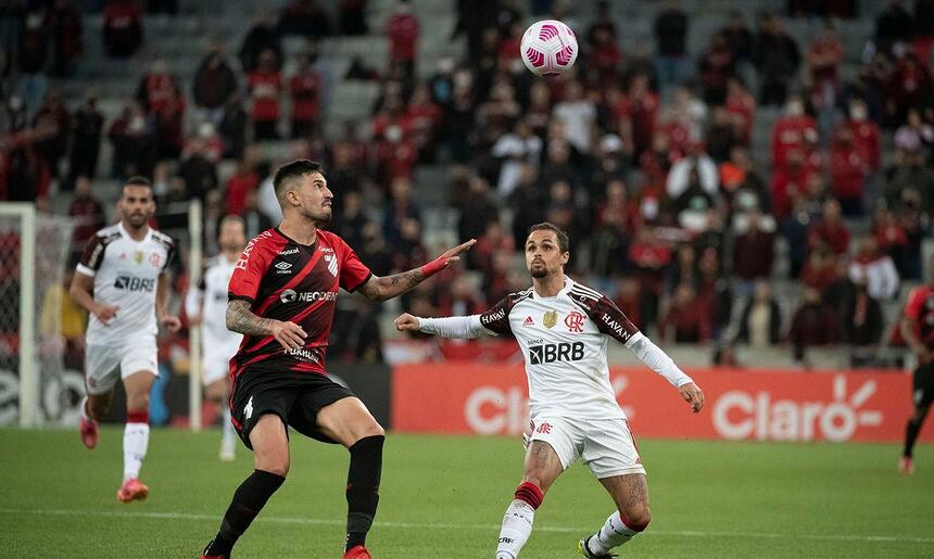 Jogadores de Athletico/PR e Flamengo em campo, durante partida pela Copa do Brasil