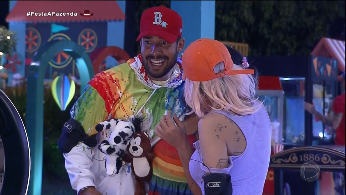 Bil Araújo sorrir ao lado de Solange e Lary Bottino na Festa de A Fazenda 13