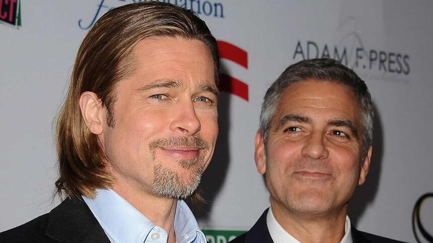 Brad Pitt e George Clooney posam para foto, dupla de atores vai estrelar novo filme da Apple TV+