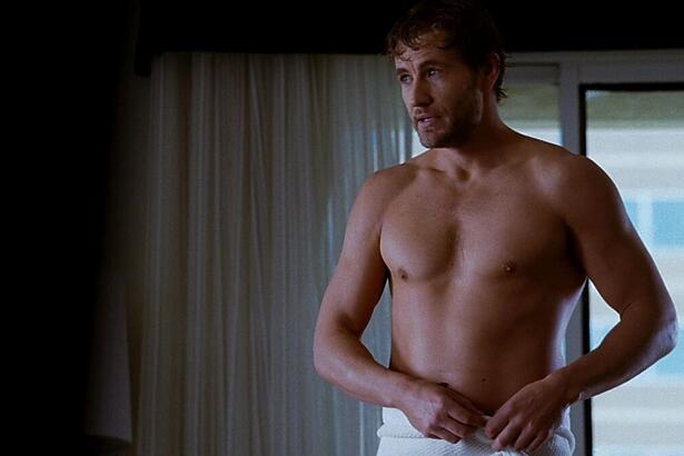 Brett Tucker posa para foto de toalha e sem camisa, ator é protagonista da série 'Minta Comigo'