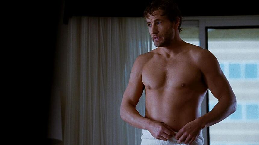 Brett Tucker posa para foto de toalha e sem camisa, ator é protagonista da série 'Minta Comigo'