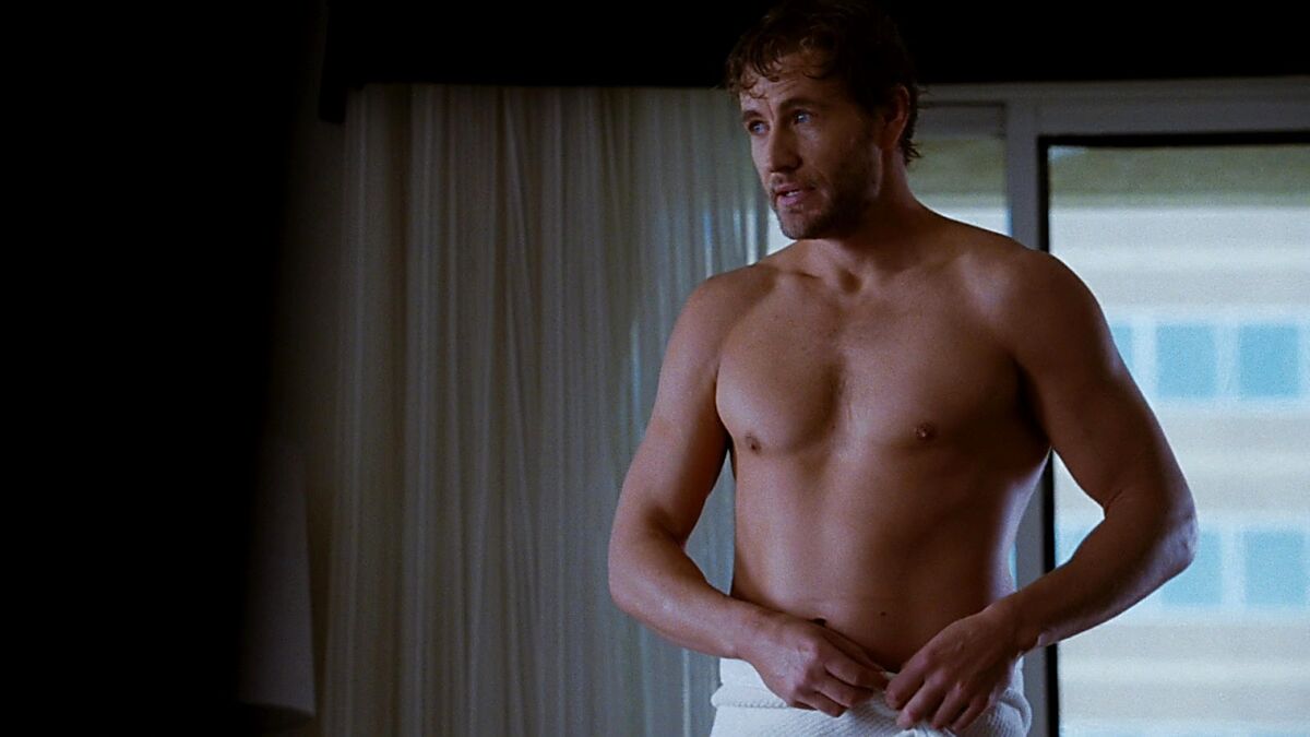 Brett Tucker posa para foto de toalha e sem camisa, ator é protagonista da série 'Minta Comigo'