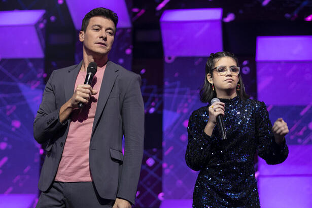 Rodrigo Faro ao lado da participante Luiza Ferrari nos estúdios do Canta Comigo Teen