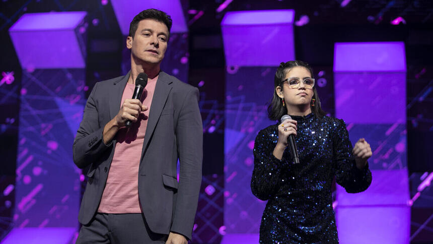 Rodrigo Faro ao lado da participante Luiza Ferrari nos estúdios do Canta Comigo Teen