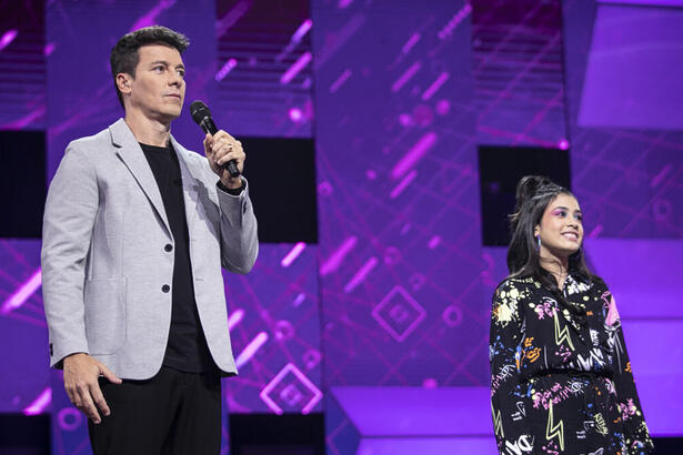 Rodrigo Faro ao lado de candidata nos estúdios do Canta Comigo Teen