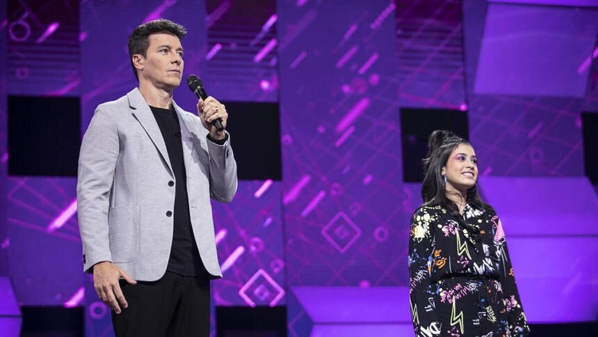 Rodrigo Faro ao lado de candidata nos estúdios do Canta Comigo Teen