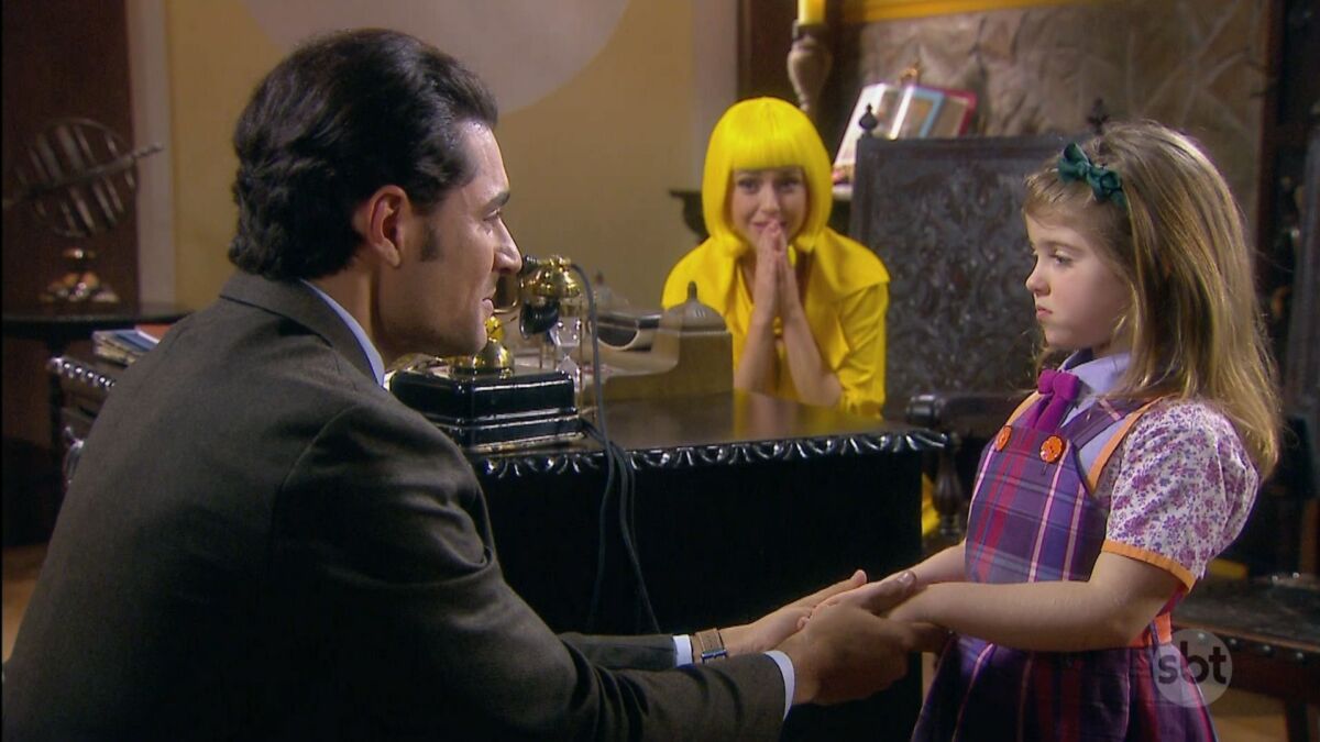 Gustavo Lários (Carlo Porto) e Dulce Maria (Lorena Queiroz) em capítulo da novela Carinha de Anjo