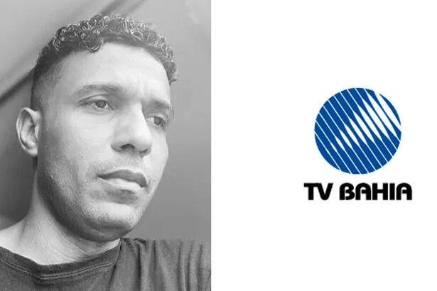 Rosto de Hildázio Santana, em preto e branco, em uma montagem com o logo da TV Bahia