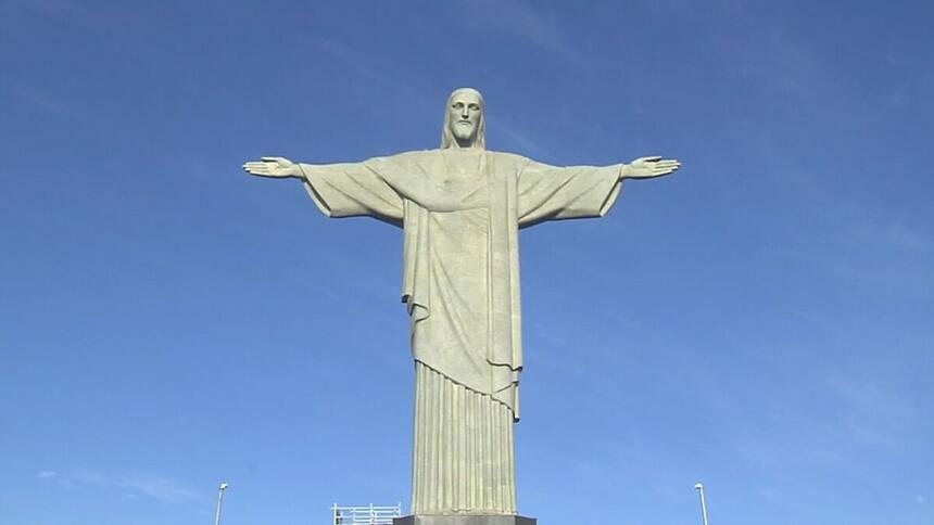 Imagem do Cristo Redentor, em um dia de céu ensolarado - trecho da série especial do Jornal da Band