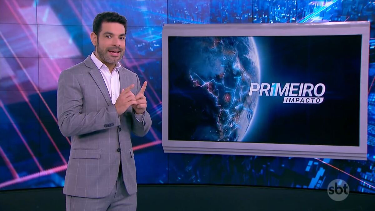 Darlisson Dutra aponta para o telão com o logo do Primeiro Impacto