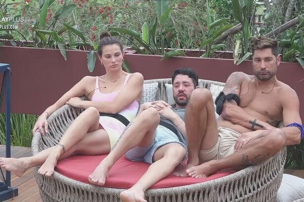 Dayane, Rico e Victor sentados na beira da piscina tomando sol em A Fazenda 13