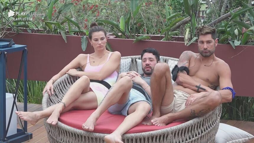 Dayane, Rico e Victor sentados na beira da piscina tomando sol em A Fazenda 13