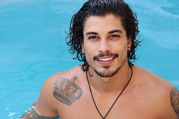 Douglas Sampaio na piscina