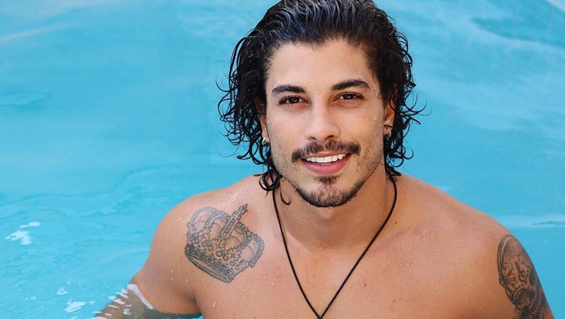 Douglas Sampaio na piscina